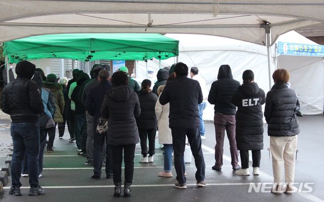 [제주=뉴시스] 양영전 기자 = 제주에서 신종 코로나바이러스 감염증(코로나19)이 확산하는 가운데 16일 오후 제주보건소에서 코로나19 검사를 받으려는 시민들이 대기하고 있다. 2020.12.16. 0jeoni@newsis.com 