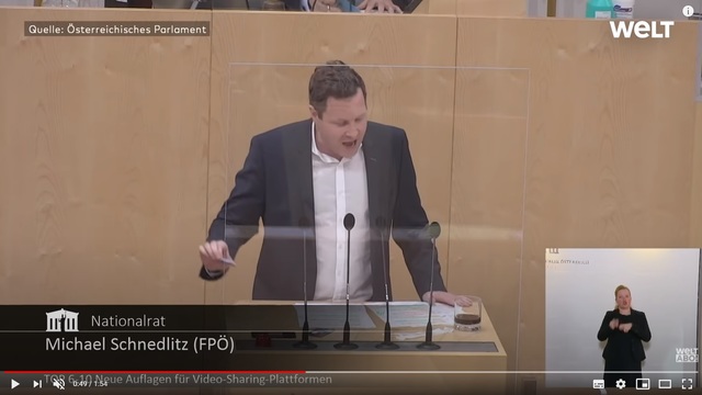 [서울=뉴시스] 마이클 슈네들리츠 FPO 총장이 지난 11일(현지시간) 오스트리아 수도 빈에서 열린 의회에서 콜라로 코로나19 진단키트 테스트를 직접 시연해 보이고 있다. 이번 시연에서 콜라는 코로나19 양성 반응을 보였다. (사진출처: 유튜브 영상 캡쳐) 2020.12.16.