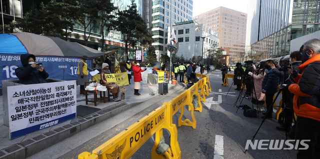 [서울=뉴시스] 조수정 기자 = 1470차 일본군 성노예제 문제 해결을 위한 정기 수요시위 기자회견이 열린 16일 오후 서울 종로구 옛 일본대사관 앞에서 이화여자대학교 민주동우회 등 참가자들이 연대발언 하고 있다. 2020.12.16. chocrystal@newsis.com