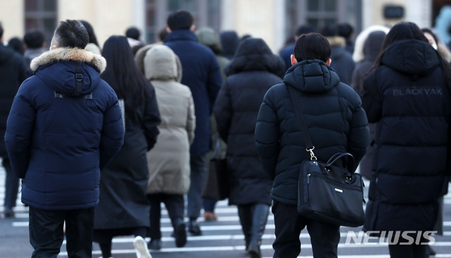 가계빚, 사상 첫 GDP 넘었다…"부실 위험" 경고음 커져