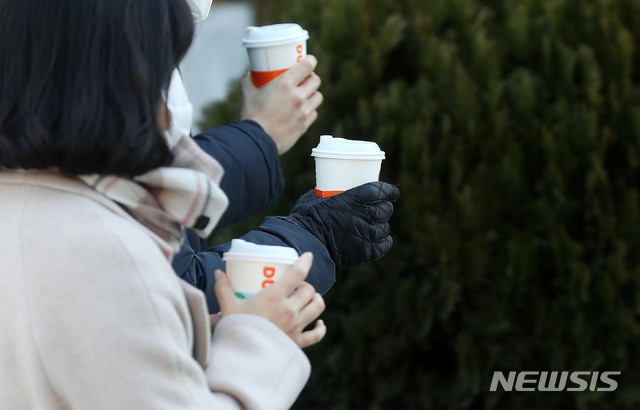 [서울=뉴시스] 홍효식 기자 = 서울 아침 최저기온이 영하 10도 내외로 떨어지며 한파가 이어지는 지난 17일 오전 서울 종로구 광화문역 인근에서 시민들이 따뜻한 커피를 들고 출근길 발걸음을 재촉하고 있다. 2020.12.17. yesphoto@newsis.com