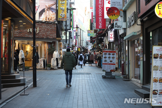 [서울=뉴시스] 고승민 기자 = 한파가 잠시 누그러졌지만 여전히 추운 날씨 속 코로나19 신규 확진자가 1014명을 기록한(0시 기준) 17일 서울 명동거리가 한산하다. 2020.12.17. kkssmm99@newsis.com