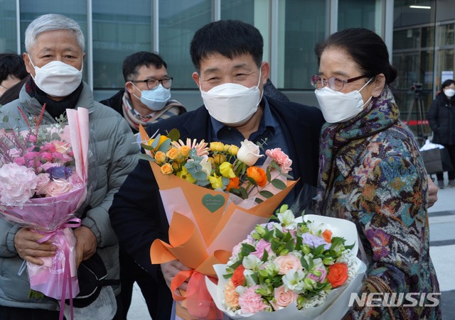 [수원=뉴시스]사진공동취재단 = 17일 오후 경기도 수원시 영통구 수원지방법원에서 열린 이춘재 연쇄살인 8차 사건 재심 선고공판에서 재심 청구인 윤성여 씨가 무죄를 선고받고 법원 청사를 나와 지인들의 축하를 받고있다. 2020.12.17. photo@newsis.com