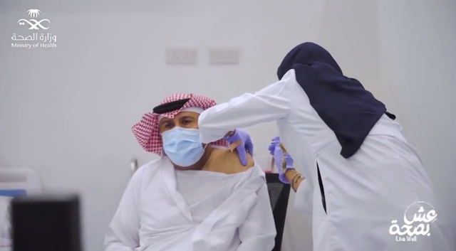 [서울=뉴시스]사우디아라비아는 17일(현지시간) 신종 코로나바이러스 감염증(코로나19) 백신 접종을 시작했다. 사진은 수도 리야드에서 한 남성이 코로나19 백신을 맞고 있다. (사진 = 사우디 보건부 트위터 홍보 동영상 갈무리) 2020.12.18 
