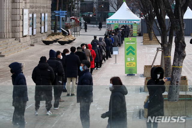 [서울=뉴시스]김선웅 기자 = 18일 서울 중구 서울광장에 설치된 중구 임시 선별검사소에서 시민들이 검사를 받기 위해 줄을 서고 있다. 2020.12.18. mangusta@newsis.com