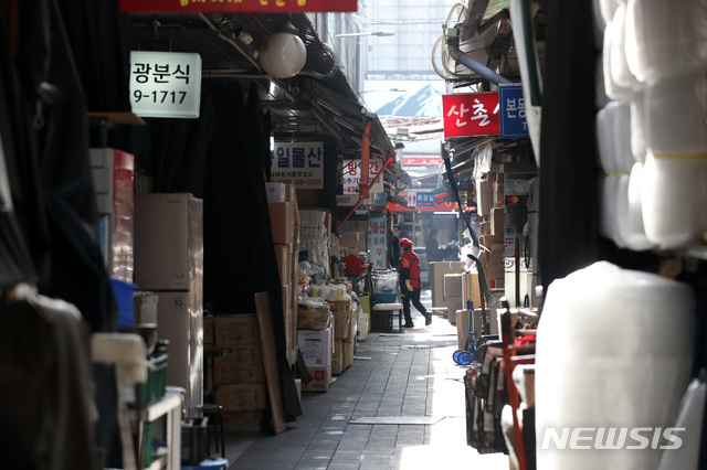 [서울=뉴시스]김선웅 기자 = 1062명의 신규 코로나19 확진자가 발생한 18일 서울 중구 남대문시장 식당가는 점심시간에도 불구하고 한산한 모습이다. 2020.12.18. mangusta@newsis.com