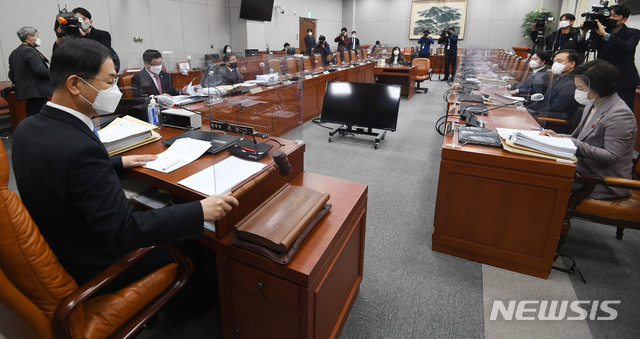 [서울=뉴시스] 김진아 기자 = 18일 오후 서울 여의도 국회에서 고위공직자범죄수사처(공수처)장후보자추천위원회 5차 회의가 열린 가운데, 조재연 위원장이 의사봉을 두드리며 개의를 선언하고 있다. (공동취재사진) 2020.12.18. photo@newsis.com