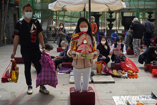 [홍콩=AP/뉴스]코로나19 확산 방지를 위해 마스크를 쓴 사람들이 18일 홍콩의 웡타이신 사찰에서 기도하고 있다. 2020.12.18.