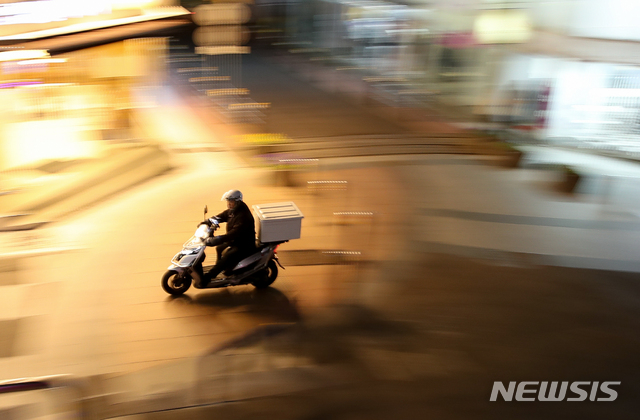 [제주=뉴시스]우장호 기자 = 제주시 연동 누웨마루 거리에 배달 오토바이가 분주히 움직이고 있다. 사진은 이 사안과 관련이 없음. (뉴시스DB) woo1223@newsis.com