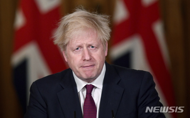 [런던=AP/뉴시스]보리스 존슨 영국 총리가 19일(현지시간) 런던의 총리관저에서 기자회견을 하고 있다. 2020.12.20.