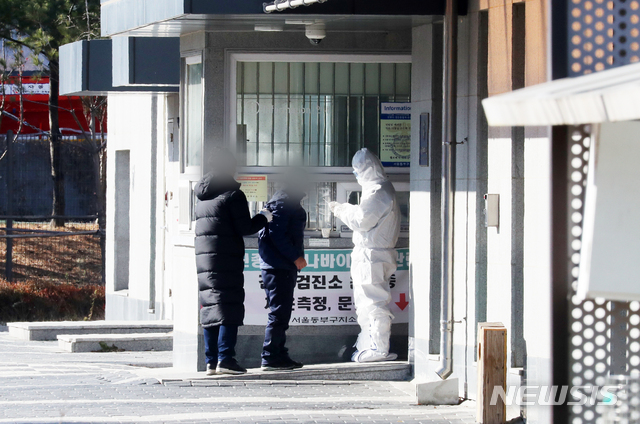 [서울=뉴시스]배훈식 기자 = 수감자 신종 코로나바이러스 감염증(코로나19) 집단 감염 발생으로 비상인 20일 오후 서울 송파구 서울동부구치소에 마련된 간이 검진소에서 방호복을 입은 의료진이 검체를 체취하고 있다. 2020.12.20. dahora83@newsis.com