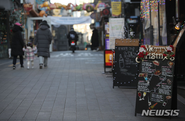 [서울=뉴시스] 박미소 기자 =신종 코로나바이러스 감염증(코로나19)이 확산되는 가운데 지난 20일 오후 서울 용산구 이태원 거리가 한산하다. 2020.12.20. photo@newsis.com