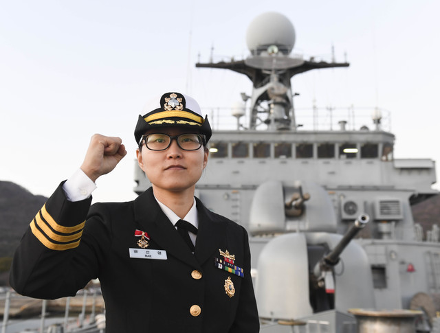 [서울=뉴시스] 12월 15일, 여군 최초 2,600톤급 기뢰부설함 원산함장으로 취임한 배선영 중령이 원산함 함수에서 기념사진을 촬영하고 있다. 2020.12.21. (사진=해군 제공)