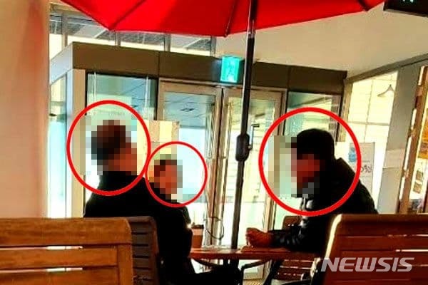[서울=뉴시스] 지난해 12월 춘천 지역 카페 앞 테이블에서 시민들이 마스크도 착용하지 않고 이야기를 나누는 모습. 해당 사진은 기사 내용과 관련이 없습니다. (사진=뉴시스 DB). photo@newsis.com