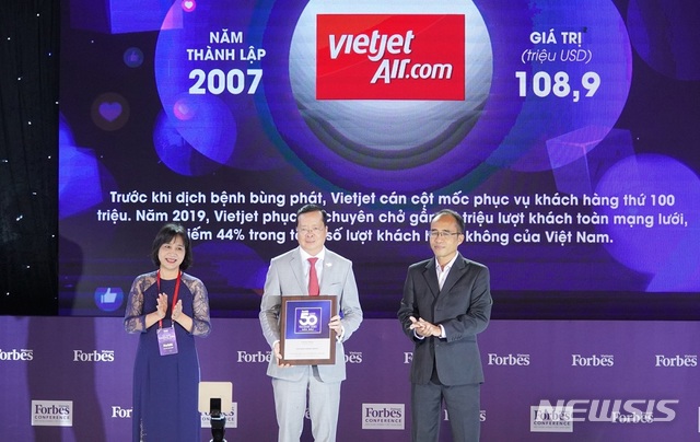 [서울=뉴시스] 베트남 항공사 비엣젯항공이 5년 연속 미국 경제 매체 포브스가 선정한 ‘베트남 50대 선도 브랜드’에 이름을 올렸다고 21일 밝혔다. (제공=비엣젯항공)