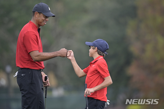 [올랜도=AP/뉴시스]지난해 PNC 챔피언십에 참가한 타이거 우즈(왼쪽)와 그의 아들 찰리. 2020.12.21.