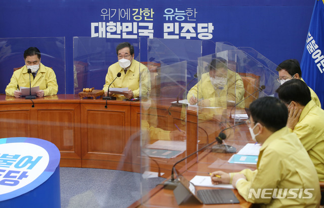 [서울=뉴시스] 김진아 기자 = 이낙연 더불어민주당 대표가 21일 오전 서울 여의도 국회에서 열린 최고위원회의에서 발언을 하고 있다. (공동취재사진) 2020.12.21. photo@newsis.com