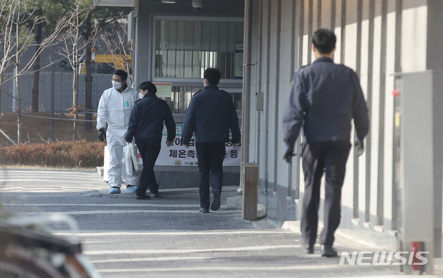 [서울=뉴시스] 박미소 기자 = 신종 코로나바이러스 감염증(코로나19) 집단 감염이 발생한 서울 송파구 서울동부구치소에서 방호복을 입은 한 관계자가 21일 오후 구치소를 나서고 있다. 2020.12.21. misocamera@newsis.com