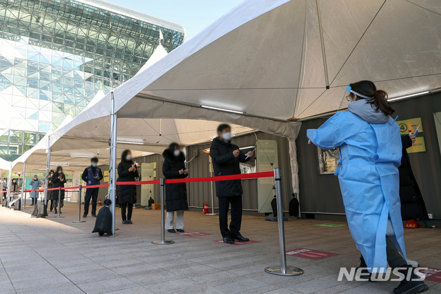 [서울=뉴시스] 이윤청 기자 = 신종 코로나바이러스 감염증(코로나19) 누적 확진자가 5만명을 넘어선 21일 서울 중구 서울광장에 마련된 코로나19 임시선별진료소에서 시민들이 검사를 받기 위해 대기하고 있다. 2020.12.21. radiohead@newsis.com