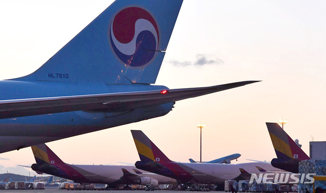 [인천공항=뉴시스] 배훈식 기자 = 2020년 12월 16일 오후 대한항공과 아시아나 화물기들이 인천공항 화물터미널에서 수출입 화물 선적과 하선을 위해 대기하고 있다. (공동취재사진) 2020.12.28. photo@newsis.com