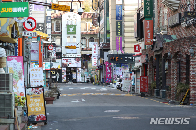 [서울=뉴시스] 고승민 기자 = 서울시가 경기도, 인천시와 함께 오는 23일 0시부터 내년 1월3일까지 5인 이상 실내외 사적 모임 금지 행정명령을 발동한다고 발표한 21일 서울 대학로 일대 거리가 한산하다. 이번 행정명령에 따라 동창회, 동호회, 야유회, 송년회, 직장회식, 워크숍, 계모임, 집들이, 돌잔치, 회갑·칠순연과 같은 개인적인 친목모임도 일체 금지된다. 다만 결혼식과 장례식만 행사의 예외적인 성격을 감안해 2.5단계 거리두기 기준인 50인 이하 허용이 유지된다. 2020.12.21. kkssmm99@newsis.com 