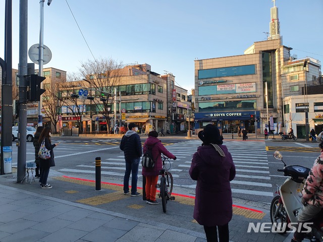 [서울=뉴시스] 서울 동작구의 사당로 횡단보도에 설치된 바닥신호등. (사진=동작구 제공) 2020.12.22. photo@newsis.com 