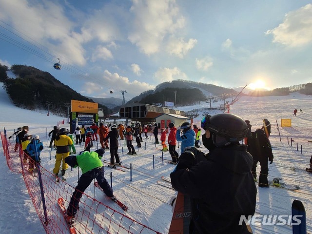 [평창=뉴시스]김유나 기자 = 중앙재난안전대책본부의 연말연시 코로나19 방역 강화 특별대책 추진방안에 따라 셧다운을 이틀 앞둔 22일 오후 강원 평창군 용평리조트 스키장에서 스키어들이 거리두기를 지키며 리프트 탑승을 기다리고 있다. 2020.12.22. una@newsis.com