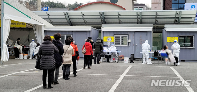 전남 여수시보건소 옆 주차장에 마련된 '코로나19' 선별검사소에 시민들이 검사를 받기 위해 줄을 서 있다.