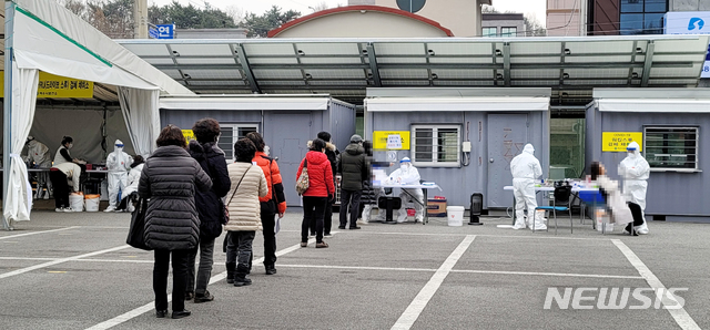 [여수=뉴시스]김석훈 기자 = 22일 전남 여수시보건소 옆 주차장에 마련된 '코로나19'드라이브 스루 선별진료소에서 시민들이 검사를 받기 위해 줄을 서 있다. 2020.12.22. kim@newsis.com 