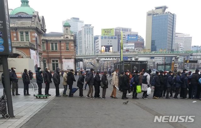 [서울=뉴시스]22일 오후 12시30분께 서울역 1번 출구 앞 서울역 광장에서 노숙인들에게 현금과 양말을 받기 위해 줄을 서 있다. 2020.12.22. (사진=온라인 커뮤니티 갈무리) photo@newsis.com