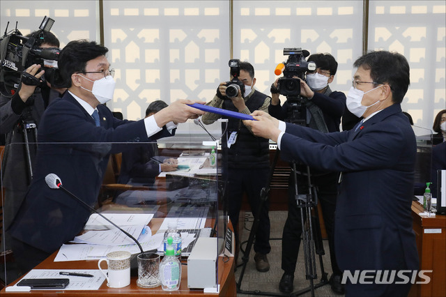 [서울=뉴시스] 김진아 기자 = 권덕철 보건복지부 장관 후보자가 22일 서울 여의도 국회에서 열린 보건복지위원회의 인사청문회에서 선서문을 제출하고 있다. (공동취재사진) 2020.12.22. photo@newsis.com