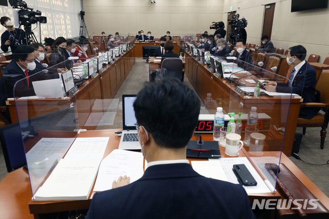 [서울=뉴시스] 김진아 기자 = 22일 오전 서울 여의도 국회에서 권덕철 보건복지부 장관 후보자에 대한 보건복지위원회의 인사청문회가 열리고 있다. (공동취재사진) 2020.12.22. photo@newsis.com