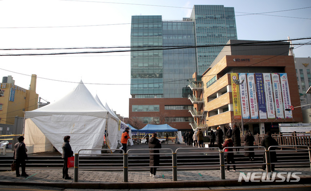 [서울=뉴시스]김선웅 기자 = 869명의 신규 코로나19 확진자가 발생한 22일 서울 성북구청 앞에 설치된 코로나19 임시 선별진료소에서 내방한 시민들이 검사를 받기 위해 줄을 서고 있다. 2020.12.22. mangusta@newsis.com