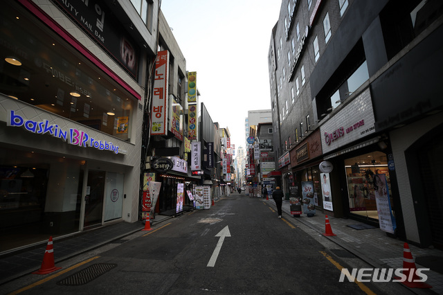 [서울=뉴시스]김선웅 기자 = 지난해 12월22일 서울 종로 거리 일대 식당가가 한산한 모습이다. 2020.12.22. mangusta@newsis.com