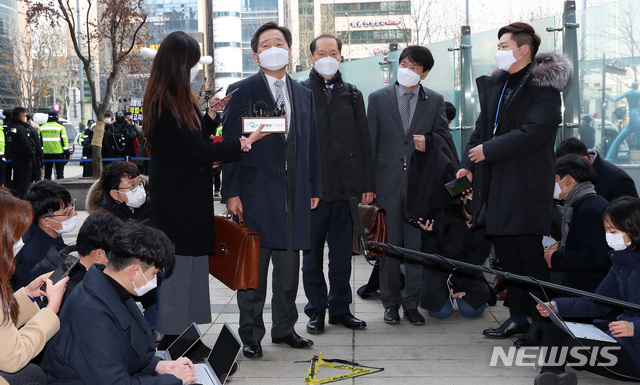 [서울=뉴시스] 이영환 기자 = 윤석열 검찰총장에 대한 정직 2개월 처분에 대한 집행정지 심문기일이 열린 22일 오후 윤석열 총장측 법률대리인 이석웅(왼쪽부터), 이완규, 손경식 변호사가 서울 서초구 서울행정법원에서 취재진의 질문에 답하고 있다. 2020.12.22. 20hwan@newsis.com