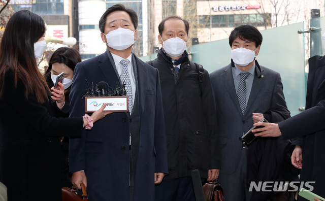 [서울=뉴시스] 이영환 기자 = 윤석열 검찰총장에 대한 정직 2개월 처분에 대한 집행정지 심문기일이 열린 22일 오후 윤석열 총장측 법률대리인 이석웅(왼쪽부터), 이완규, 손경식 변호사가 서울 서초구 서울행정법원에서 취재진의 질문에 답하고 있다. 2020.12.22. 20hwan@newsis.com