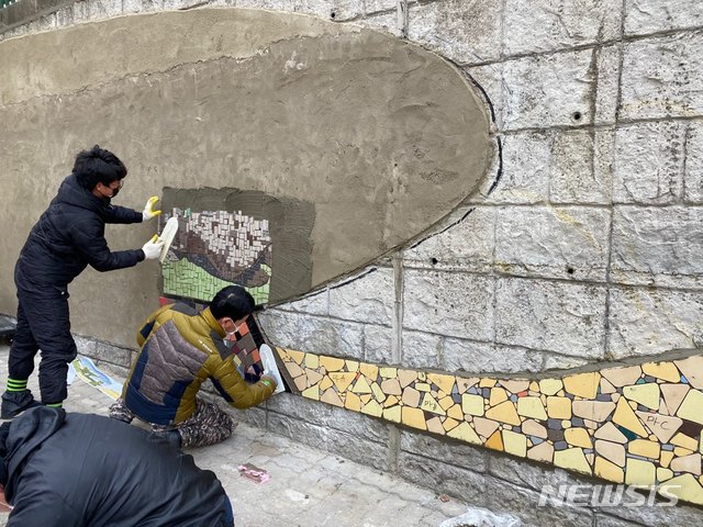 [광주=뉴시스]구길용 기자 = 전남 화순군은 23일 지역예술인들이 참여해 벽화거리를 조성하는 '국향만리 화순8경' 프로젝트를 진행하고 있다고 밝혔다. (사진=화순군 제공). 2020.12.23. kykoo1@newsis.com 