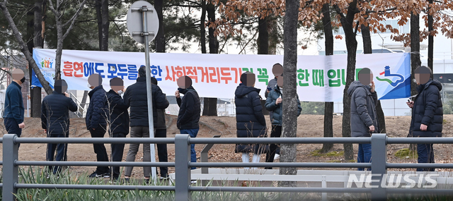 [수원=뉴시스] 김종택기자 = 신종 코로나바이러스 감염증(코로나19) 확산 방지를 위해 수도권에서 5명 이상의 모든 사적 모임을 금지하는 특별방역 조치가 시행된 23일 경기도 수원시 한 기업체 직원들이 사회적 거리두기를 지키지 않은 채 흡연을 하고 있다. 2020.12.23.jtk@newsis.com