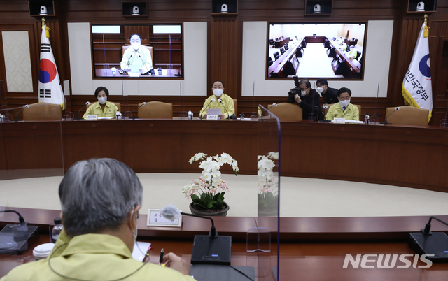 [서울=뉴시스]김명원 기자 = 홍남기 경제부총리 겸 기획재정부 장관이 23일 오전 서울 종로구 정부서울청사에서 열린 제23차 비상경제 중앙대책본부 회의 겸 제7차 한국판 뉴딜 관계장관회의를 주재하고 있다. (공동취재사진) 2020.12.23. photo@newsis.com