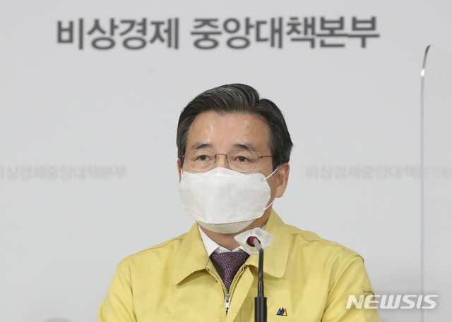 김용범 "전국민 대상 4차 재난지원금 여부 언급하기 일러"