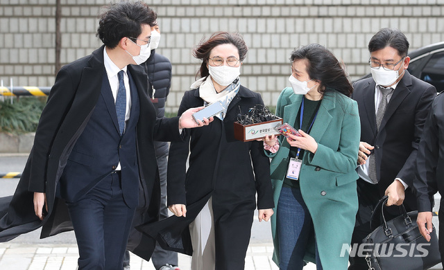 [서울=뉴시스]김선웅 기자 = 자녀 입시비리와 사모펀드 투자 의혹 등의 혐의로 재판에 넘겨진 정경심 동양대 교수가 23일 오후 서울 서초구 서울중앙지법에서 열린 1심 선고 공판에 출석하고 있다. 2020.12.23. mangusta@newsis.com 