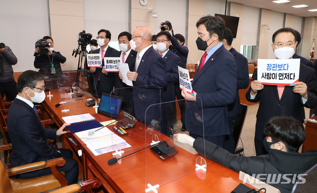 [서울=뉴시스] 전진환 기자 = 변창흠 국토교통부 장관 후보자가 23일 서울 여의도 국회에서 열린 인사청문회에 출석해 국민의힘 의원들로 부터 항의를 받고 있다. (공동취재사진) 2020.12.23. photo@newsis.com