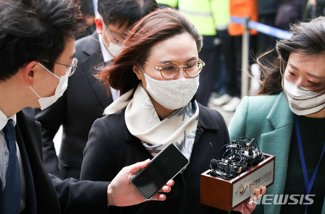 [서울=뉴시스]김선웅 기자 = 자녀 입시비리와 사모펀드 투자 의혹 등의 혐의로 재판에 넘겨진 정경심 동양대 교수가 23일 오후 서울 서초구 서울중앙지법에서 열린 1심 선고 공판에 출석하고 있다. 2020.12.23. mangusta@newsis.com 