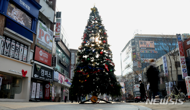 [전주=뉴시스] 김얼 기자 = 지난 23일 전북 전주시 전북대학교 구 정문 광장에 트리가 설치되어 있다. 2020.12.23.pmkeul@newsis.com