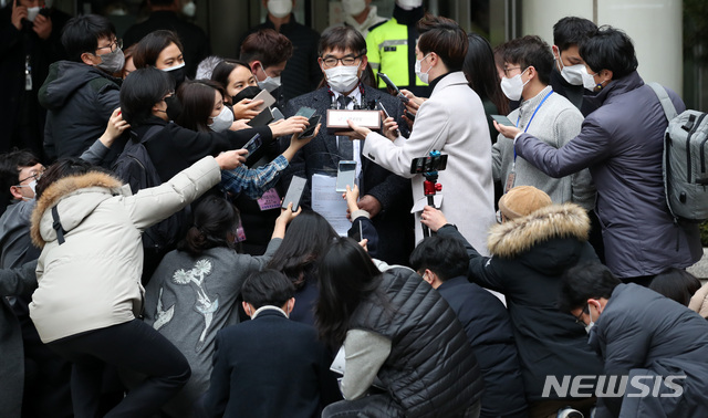 [서울=뉴시스]김선웅 기자 = 1심에서 징역 4년을 선고받고 법정구속된 정경심 교수의 변호인 김칠준 변호사가 지난 23일 오후 서울 서초구 서울중앙지법에서 열린 1심 공판을 마친 후 법원을 나서며 입장을 밝히고 있다. 2020.12.23. mangusta@newsis.com