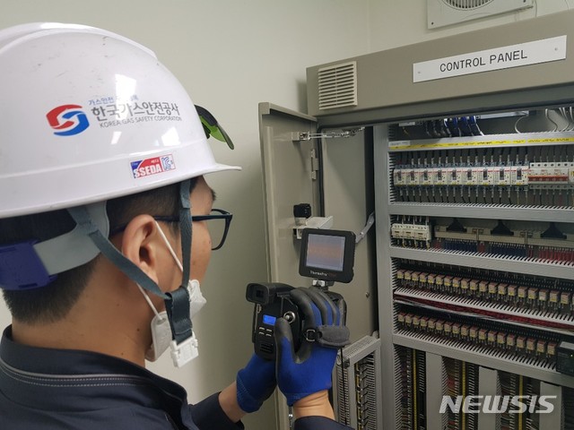 [세종=뉴시스] 한국가스안전공사 직원이 수소 충전소의 정밀 안전 진단을 시행하고 있다. (사진=가스안전공사 제공)