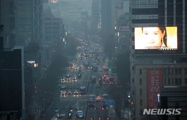 [서울=뉴시스] 고승민 기자 = 수도권 지역에서 미세, 초미세먼지 농도가 '나쁨' 수준을 보인 지난 24일 서울 종로구 일대 대기가 뿌옇다. 2020.12.24. kkssmm99@newsis.com