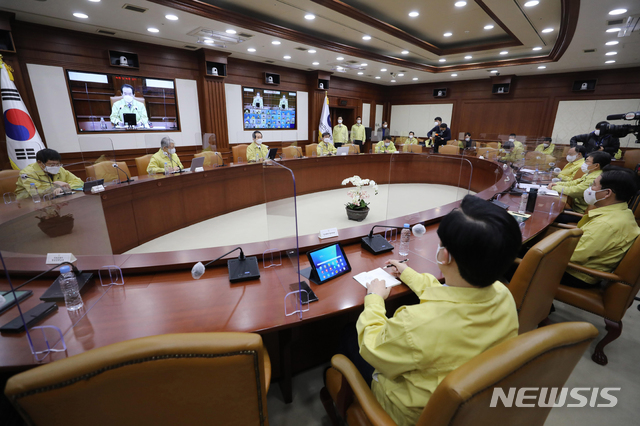 [서울=뉴시스]김명원 기자 = 정세균 국무총리가 24일 오전 서울 종로구 정부서울청사에서 열린 코로나19 중앙재난안정대책본부(중대본) 회의에 참석해 발언하고 있다. (공동취재사진) 2020.12.24. photo@newsis.com