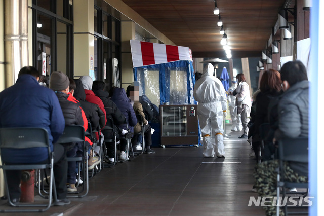 [서울=뉴시스]김선웅 기자 = 985명의 신규 코로나19 확진자가 발생한 24일 서울 송파구보건소에 설치된 선별진료소에서 시민들이 검사를 받기 위해 줄을 서고 있다. 2020.12.24. mangusta@newsis.com