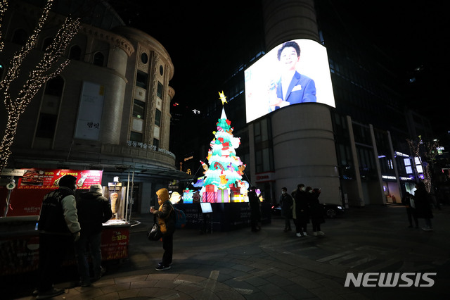 [서울=뉴시스] 박미소 기자 = 지난 24일 오후 서울 중구 명동 거리 모습. 2020.12.24. misocamera@newsis.com